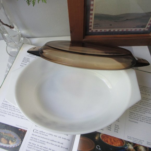 Oval Casserole Dish Brown Vine with Smoky Brown Glass Lid by Pyrex, England - Picture 5 of 16